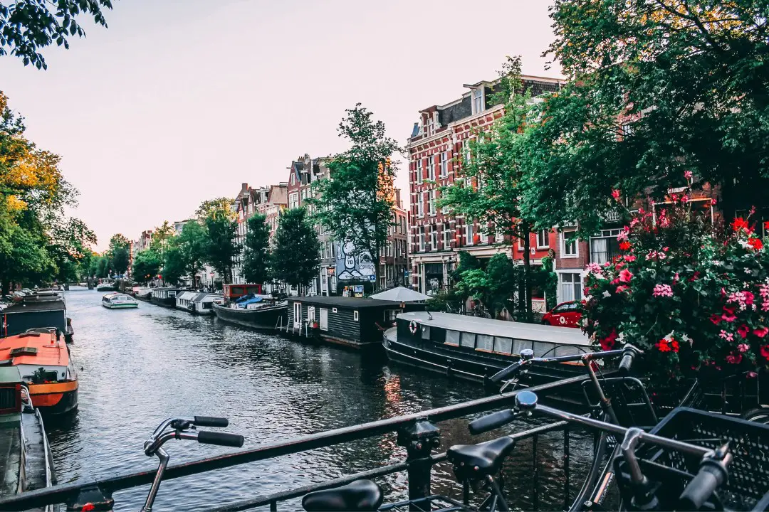 Amsterdam a des canaux pour naviguer