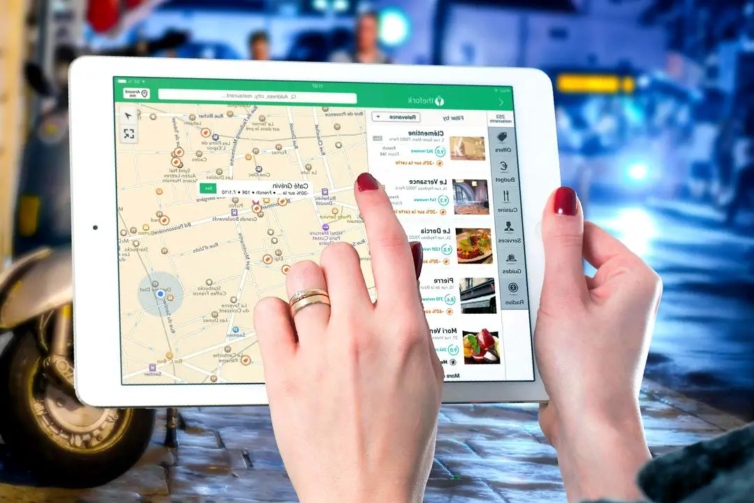 Écran de smartphone affichant l'application Waze avec un itinéraire planifié