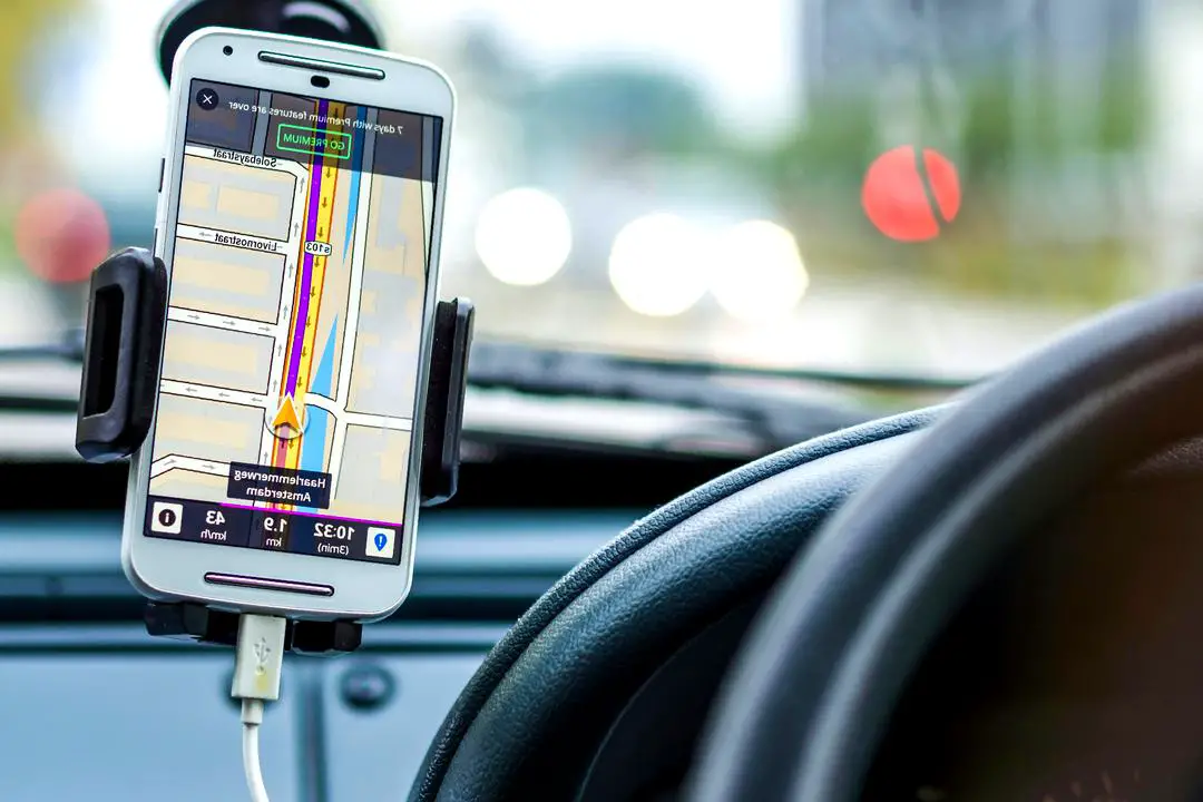 Écran de smartphone affichant l'interface Waze avec un itinéraire en cours de création.