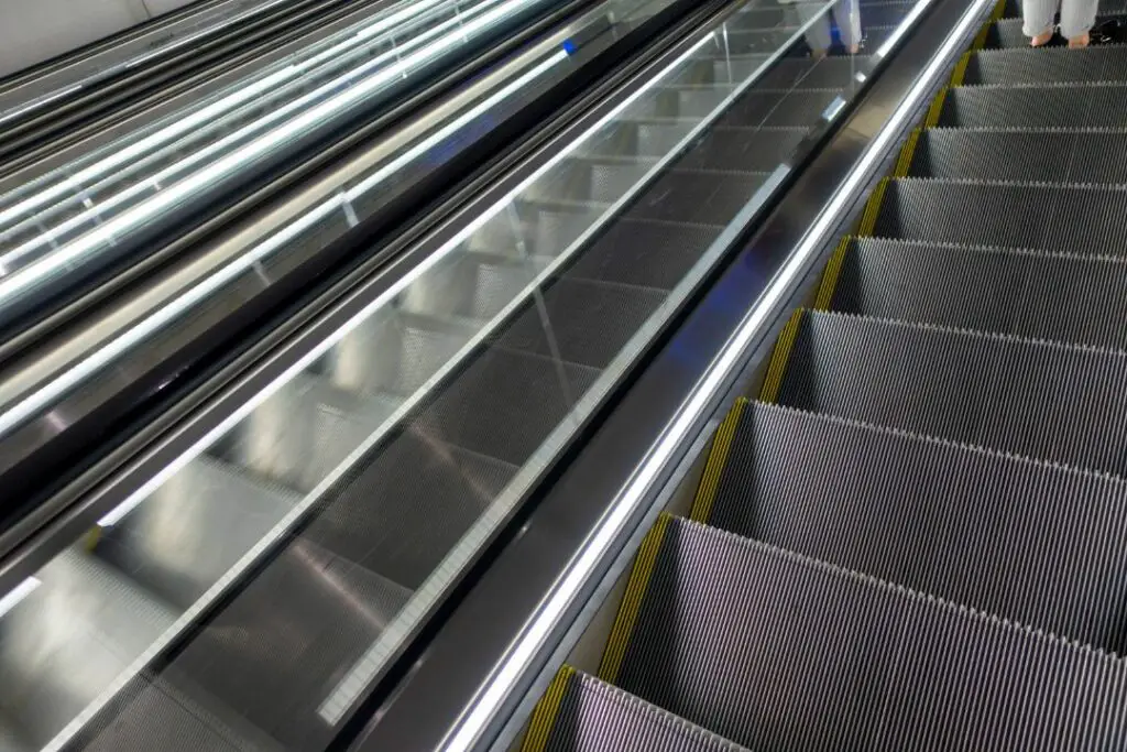 escalator dans le métro d'amsterdam
