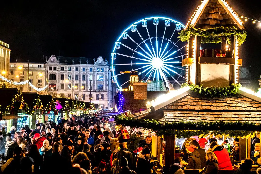 Marché de Noël enchanteur en Allemagne, illuminé et festif