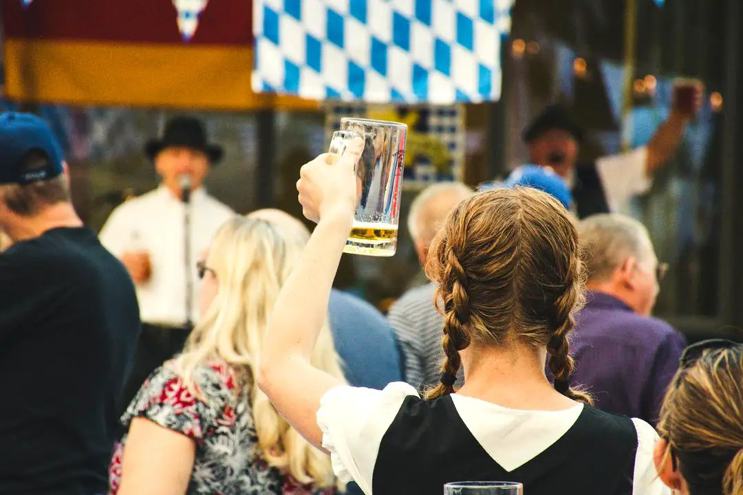 Participants joyeux à l'Oktoberfest, la fête de la bière en Allemagne