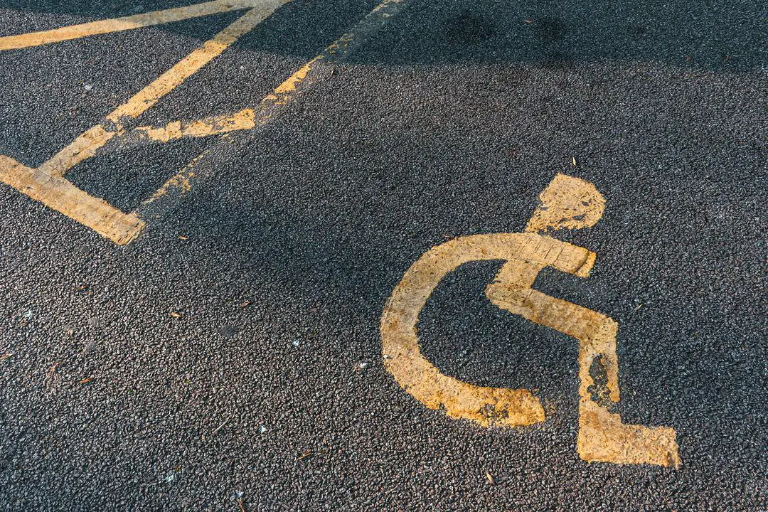 Place de parking réservée aux détenteurs de carte handicapé