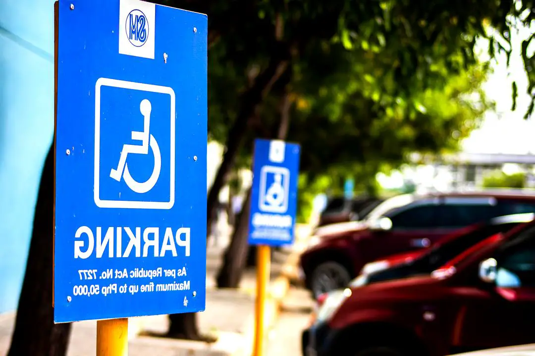 Place de stationnement réservée aux détenteurs de carte handicapé