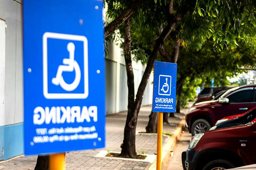 Place de stationnement réservée aux titulaires de carte handicapé
