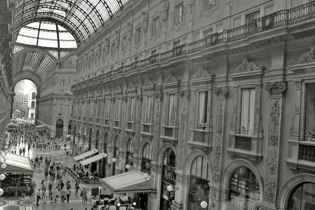 Rue animée de Milan avec boutiques de luxe