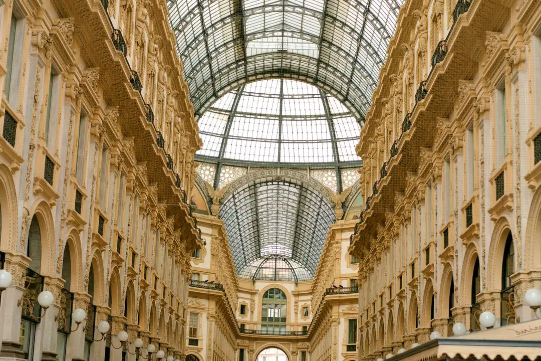 Rue animée de Milan avec boutiques de luxe pour le shopping