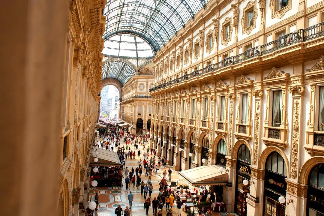 Rue animée de Milan avec des boutiques de mode de luxe.