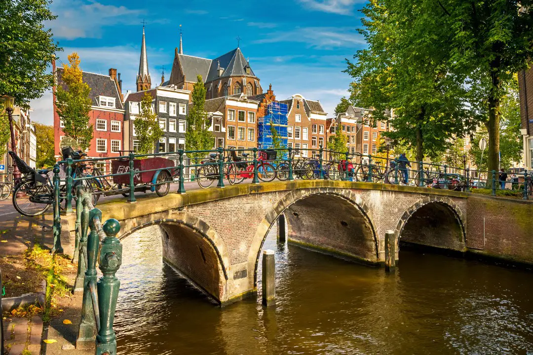 Salaire pour vivre à Amsterdam avec style.