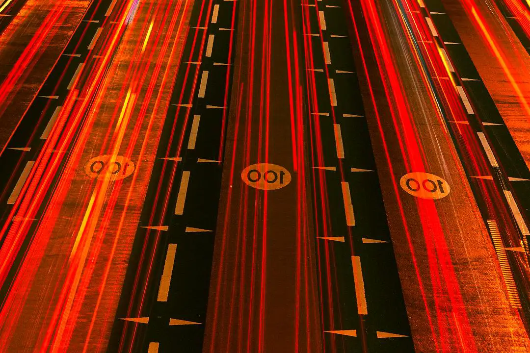 Signalisation indiquant 'Pas de limite de vitesse' sur l'Autobahn en Allemagne