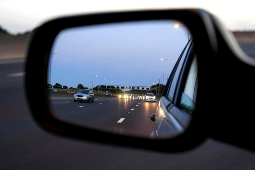 Voiture roulant sur autoroute allemande avec panneaux de signalisation