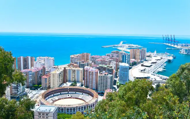 Voyagez facilement à Malaga : Le Centre Ville en Un Pas!