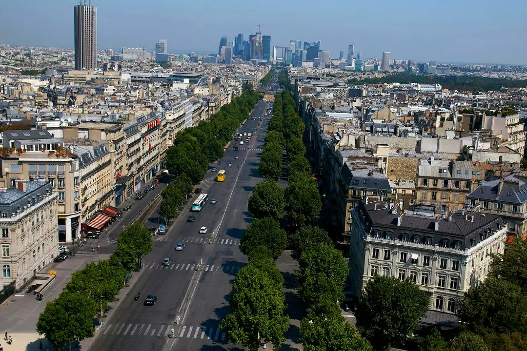 Vue panoramique de Paris avec la Tour Eiffel, illustrant la vie urbaine animée.